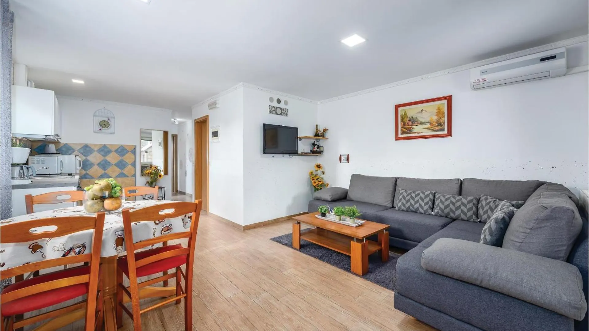 Gorgeous Apartment In Baderna With Jacuzzi 0*,